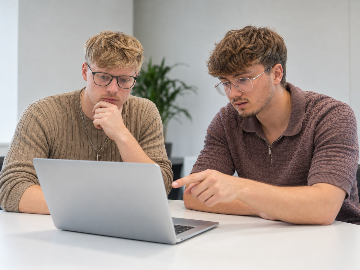 Daniel und Felix bei der gemeinsamen Arbeit am Laptop